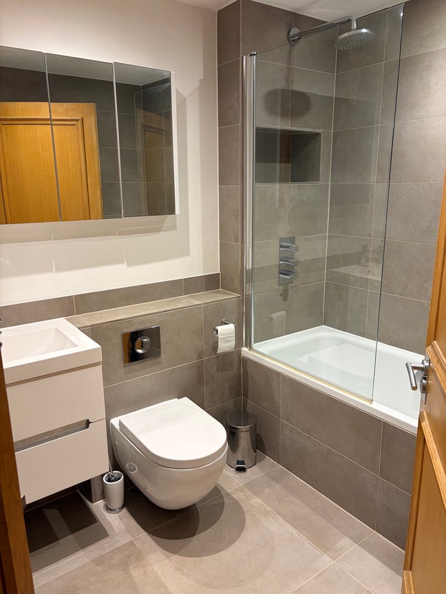 Double bedroom in luxury development by river   Main Photo