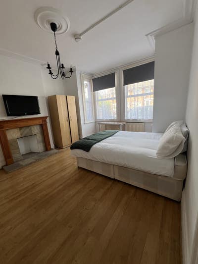 Large Double Room available in friendly home  Main Photo