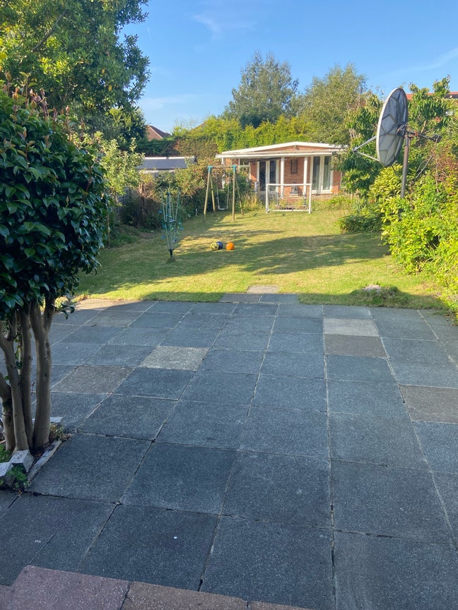 Spacious furnished double room in beautiful home! Main Photo