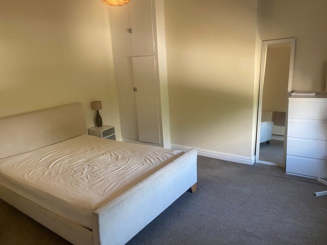 2 furnished double rooms in spacious vacant flat  Main Photo