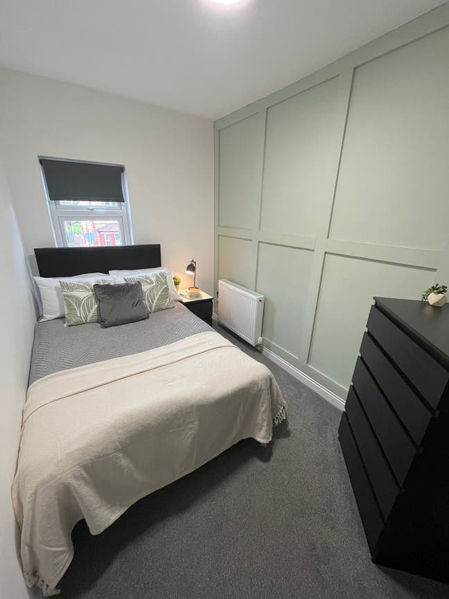 Quite, Cosy Modern En-suite room available Now.  Main Photo