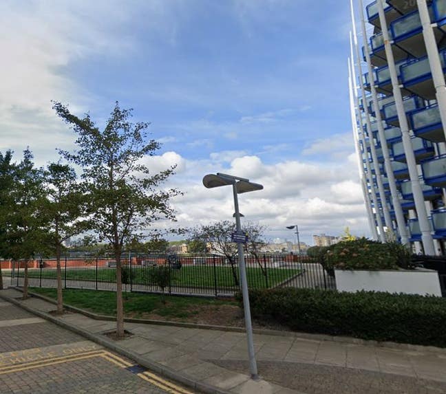 🏡 Double Room with Private Balcony  - E14  Main Photo
