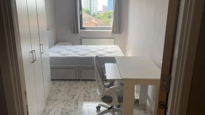 Large room. plenty of storage space in Stratford Main Photo