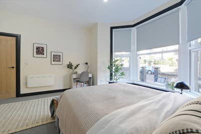 Beautiful Room in Professional House Share Main Photo