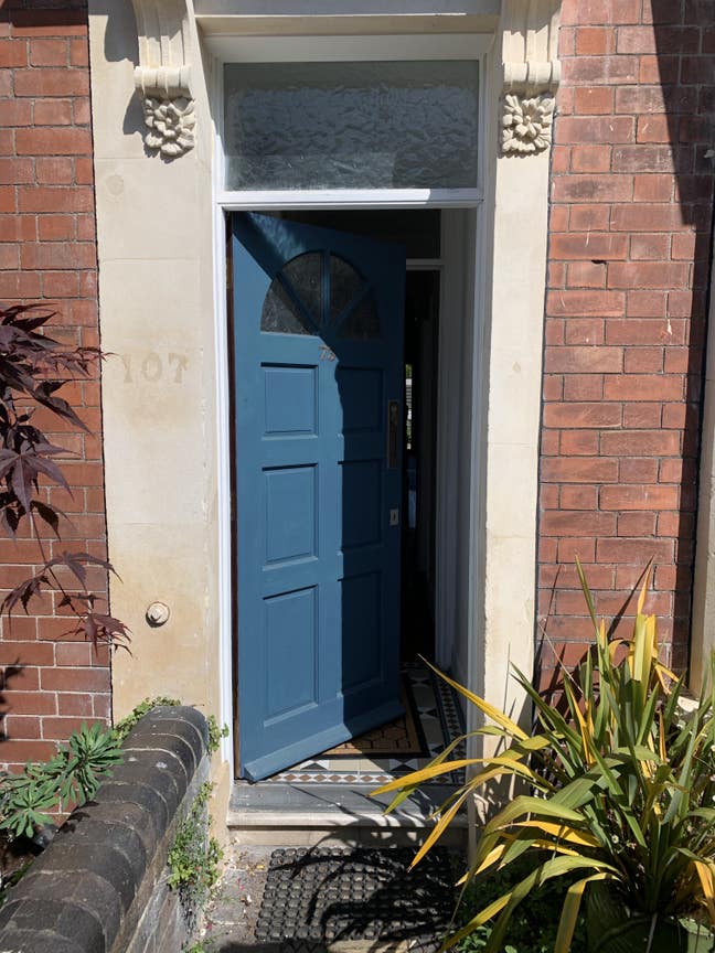 Bright spacious room in Southville Main Photo