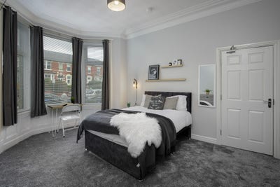 🏡 Large Double Room 15 mins walk to hospital  Main Photo