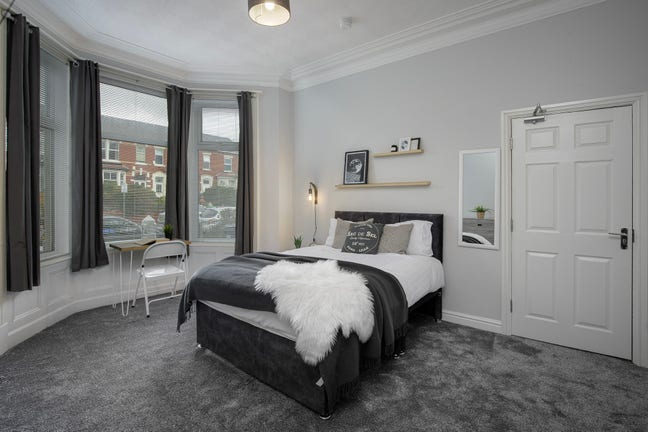 🏡 Large Double Room 15 mins walk to hospital  Main Photo