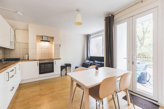 Big Room in Modern Flat - Quiet and Green Area Main Photo