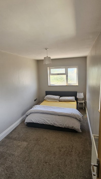 Large Room in a Spacious Family Home Main Photo