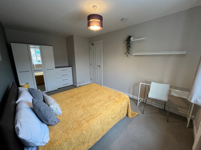 Friendly Spacious Home with bills inc. Main Photo