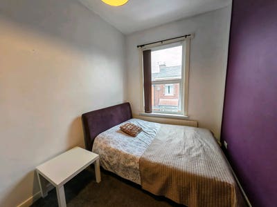 1 large room - NO deposit Main Photo