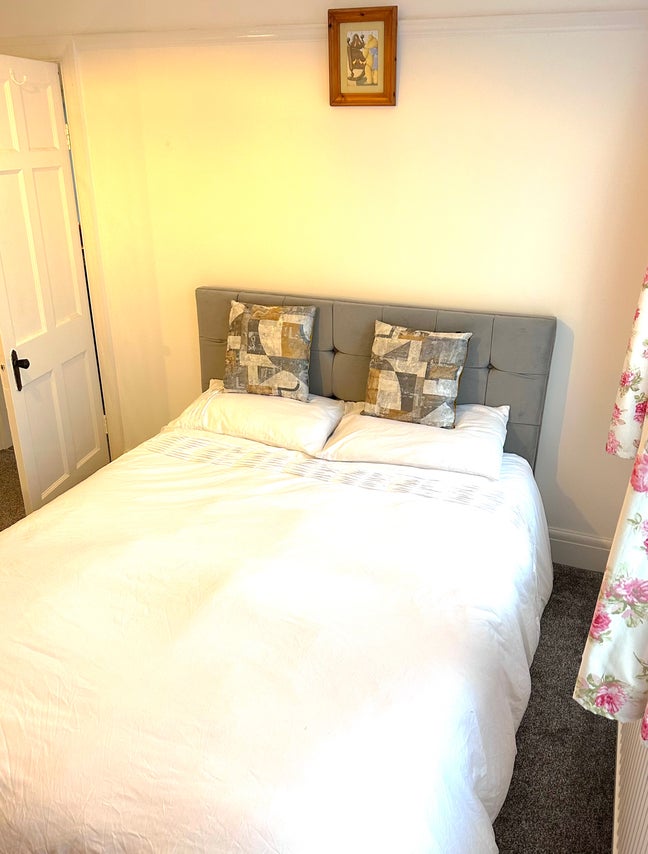 Large double room in a quiet area of Carmarthen Main Photo