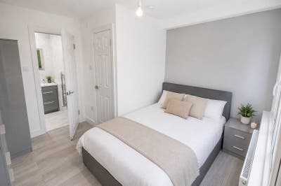 Modern En-Suite Room in Canary Wharf | South Quay Main Photo