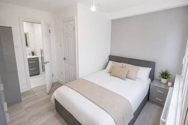 Modern En-Suite Room in Canary Wharf | South Quay Main Photo