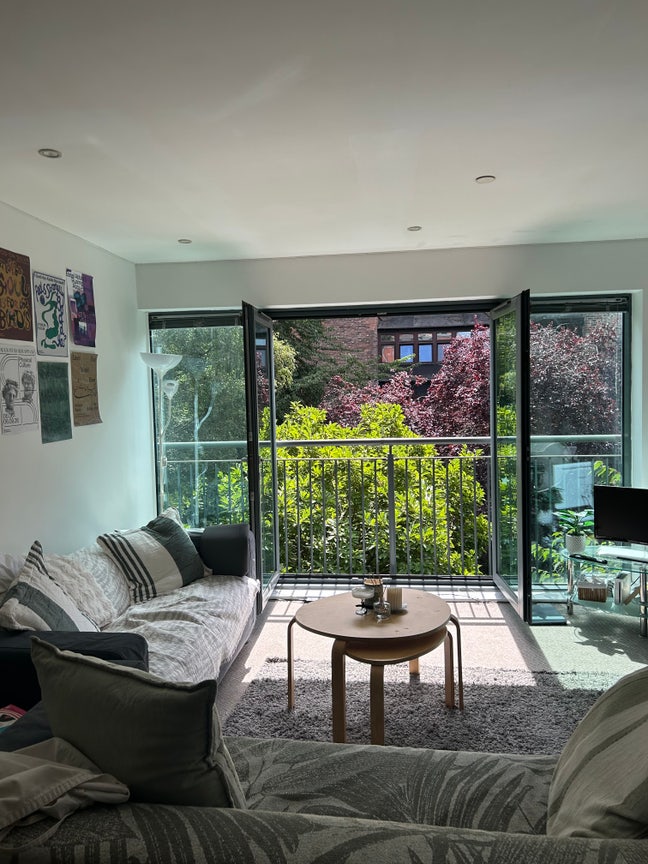 Room to rent in 2 bed apartment - flatmate wanted  Main Photo