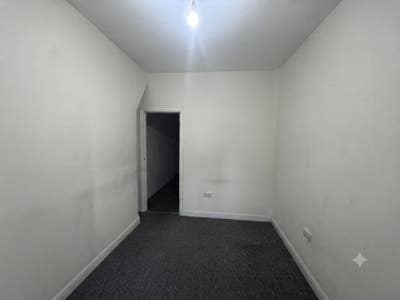 🛏️ Bright Spacious Double Room Available In M8🌟 Main Photo