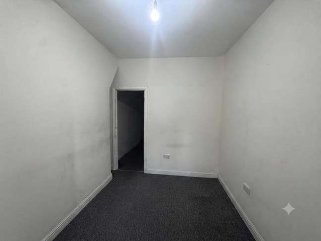 🛏️ Bright Spacious Double Room Available In M8🌟 Main Photo