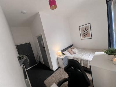 Double Bed Room to Let - all bills included. Main Photo