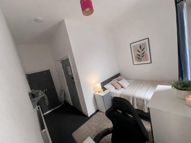 Double Bed Room to Let - all bills included. Main Photo