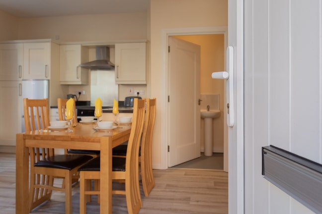Double Room with en-suite available BT5 Main Photo
