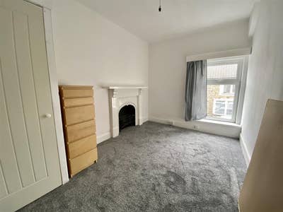 Available Now One Large Bedroom in House Share  Main Photo