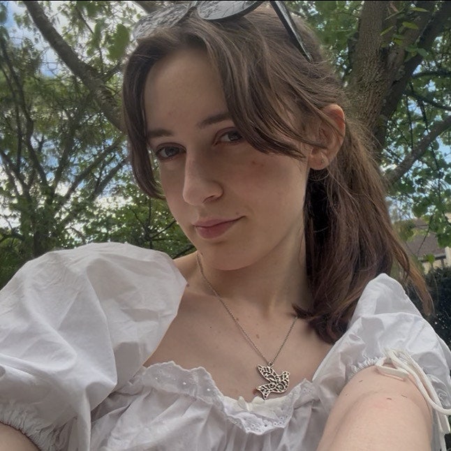 22 Female looking to buddy up or for a spare room  Main Photo