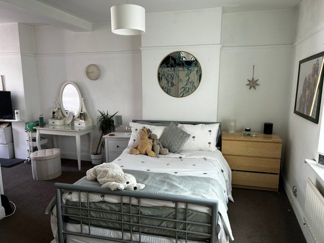 Huge room in great town centre location Main Photo