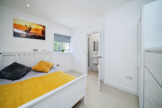 Double en-suite room near LHR Professional HMO Main Photo