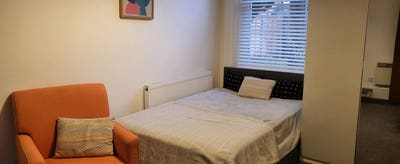 Cosy studio, kitchen,ensuite  parking. Nr train st Main Photo