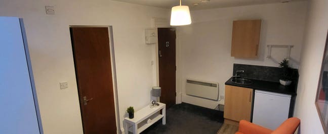 Cosy studio, kitchen,ensuite  parking. Nr train st Main Photo