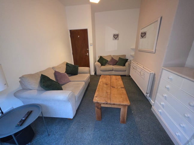 Large 1 bed flat suitable for a couple  Main Photo