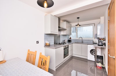 Modern 3 bed flat near mile end station london e3 Main Photo