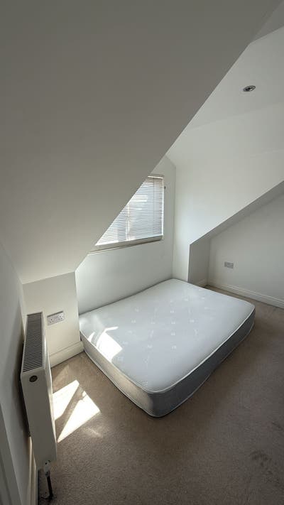 Room in Morden Main Photo