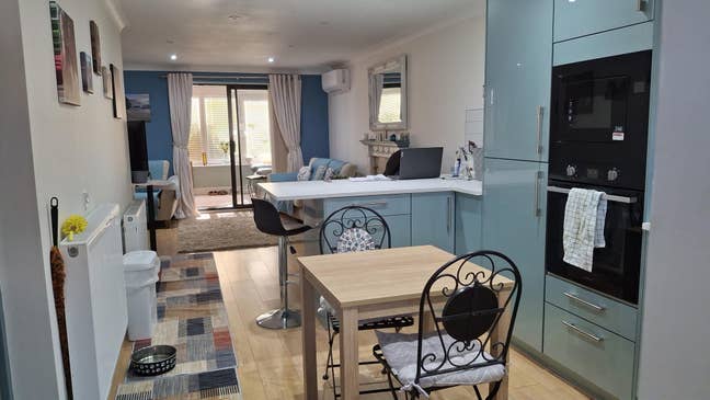 Comfortable modern propery with double bedroom Main Photo