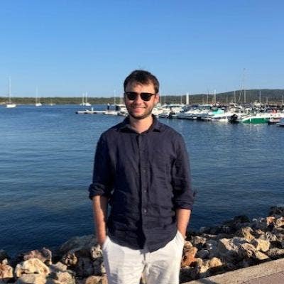 Young professional looking for flat in Clapham  Main Photo