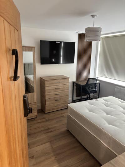 Stylish Double En-Suite Room-5mins walk to High St Main Photo
