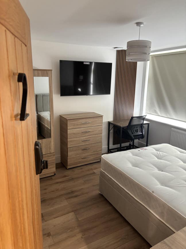 Stylish Double En-Suite Room-5mins walk to High St Main Photo