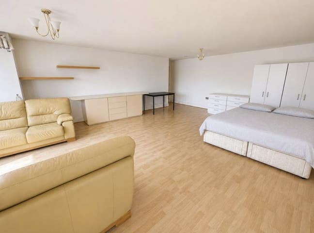 🌊 Spacious Riverside Double Room | Couples ✅ Main Photo
