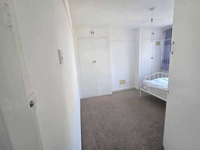 Double bedroom available  Main Photo