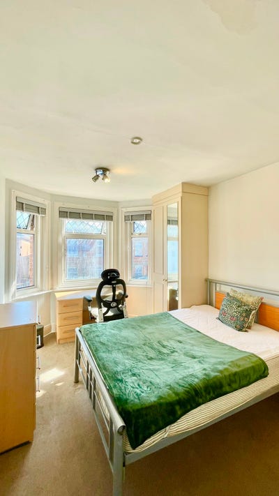 Spacious Dbl room, by bus stops and shops  Main Photo