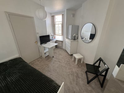 Furnished self contained studio room w/ ensuite Main Photo