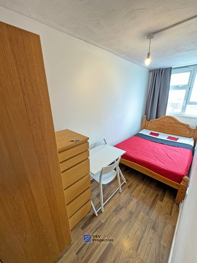 Available Now! 2 Showers -5 Bedroom Flat💦🚿 Main Photo