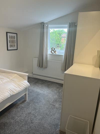 Nicely Appointed Single Room  Main Photo