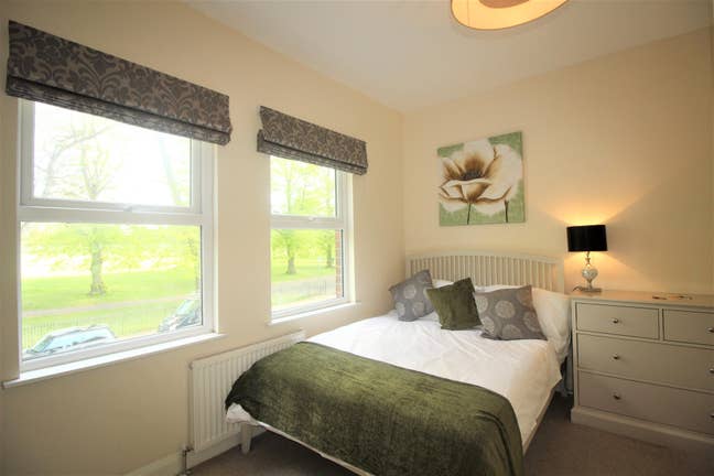 🔑 Close to RBH! Great Ensuite Bedroom Main Photo