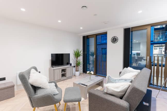 Furnished 1 Bed Flat, 7 Min Walk to Piccadilly St Main Photo