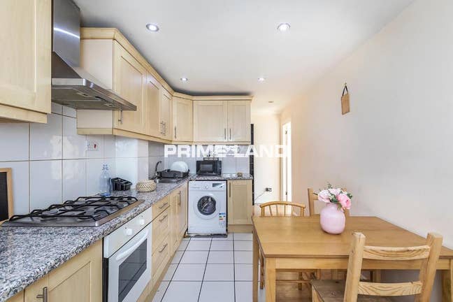 4 Bed Flat in Private Building in shadwell Main Photo