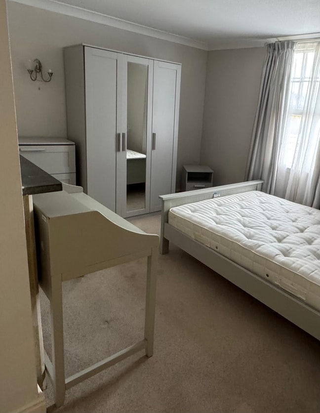 Double room in 2 bedroom house Main Photo