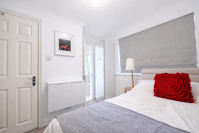 Professional House in Shinfield close to M4 Main Photo