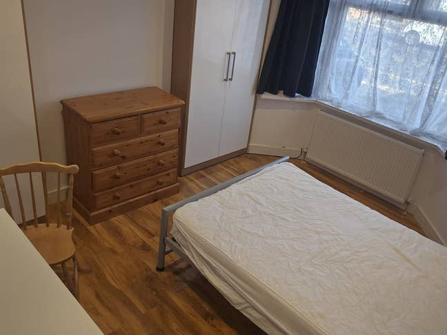 Modern Double Room, 3 min walk to Station. Main Photo