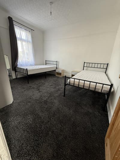 Large double room to let Seven kings 5min station Main Photo